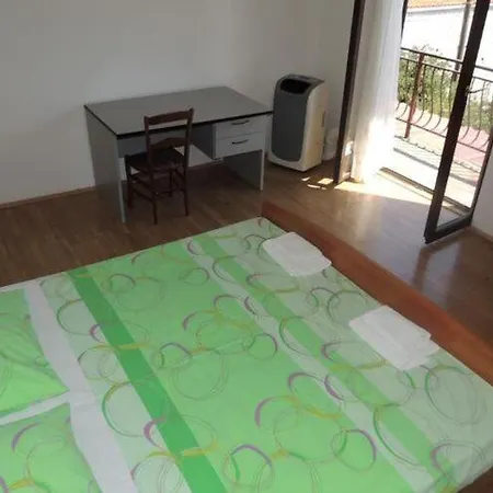 Travarevic - Two-bedroom 4 Adults No2 *