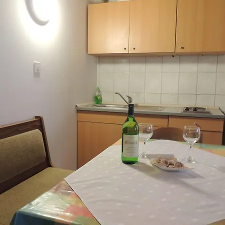 Travarevic - Two-bedroom 4 Adults No2 *
